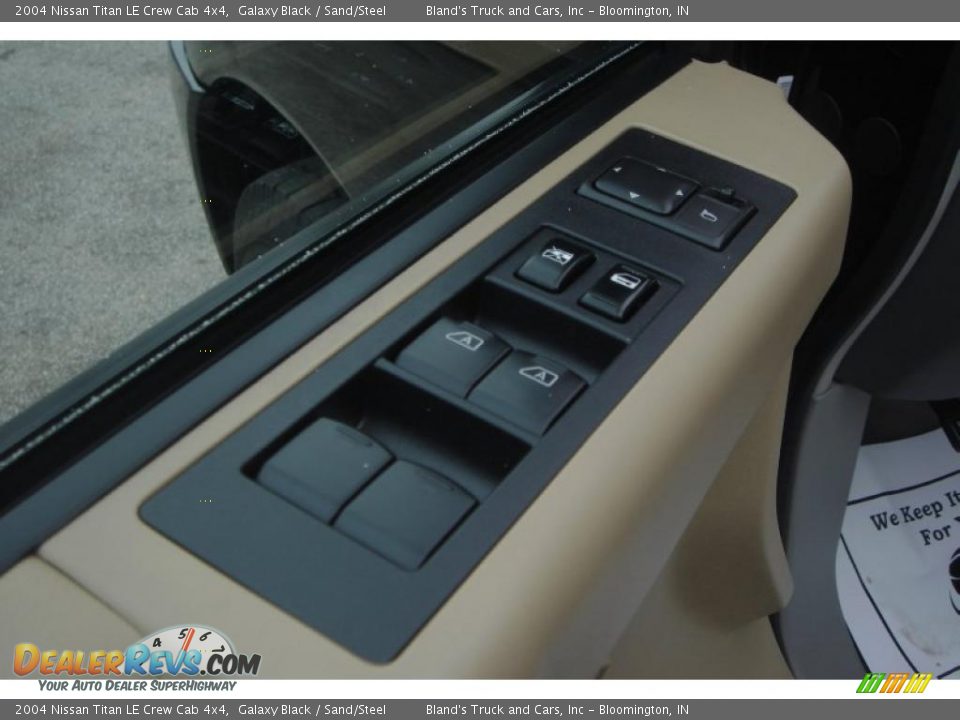2004 Nissan Titan LE Crew Cab 4x4 Galaxy Black / Sand/Steel Photo #31