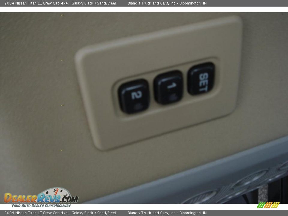 2004 Nissan Titan LE Crew Cab 4x4 Galaxy Black / Sand/Steel Photo #32