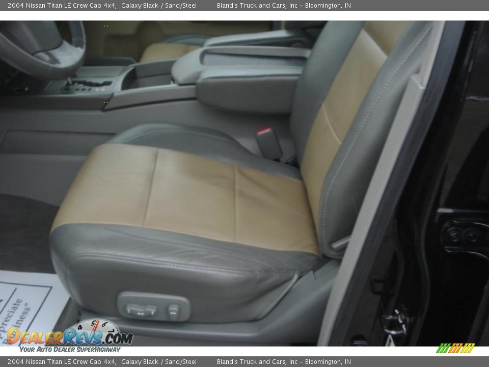 2004 Nissan Titan LE Crew Cab 4x4 Galaxy Black / Sand/Steel Photo #33