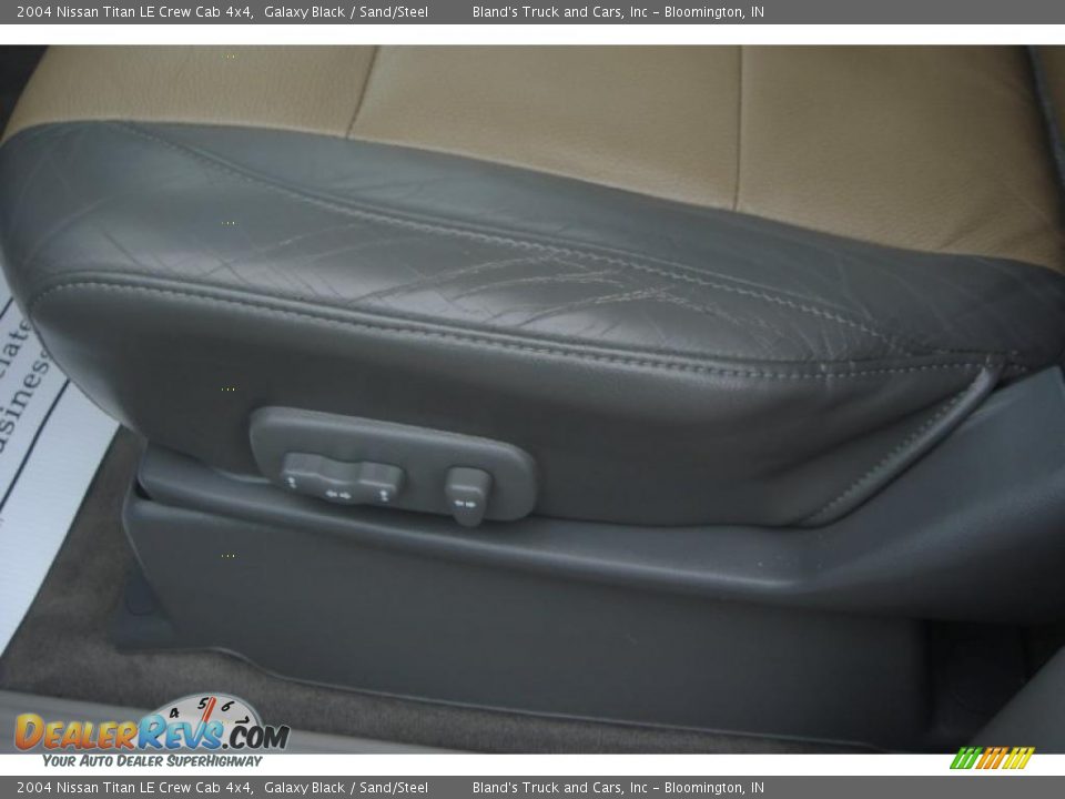 2004 Nissan Titan LE Crew Cab 4x4 Galaxy Black / Sand/Steel Photo #34