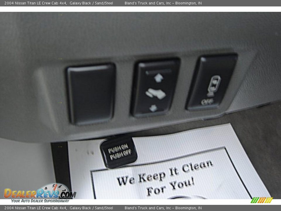 2004 Nissan Titan LE Crew Cab 4x4 Galaxy Black / Sand/Steel Photo #35