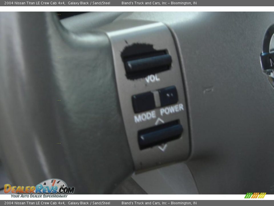 2004 Nissan Titan LE Crew Cab 4x4 Galaxy Black / Sand/Steel Photo #36