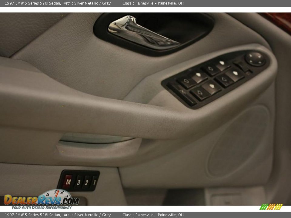 Controls of 1997 BMW 5 Series 528i Sedan Photo #6