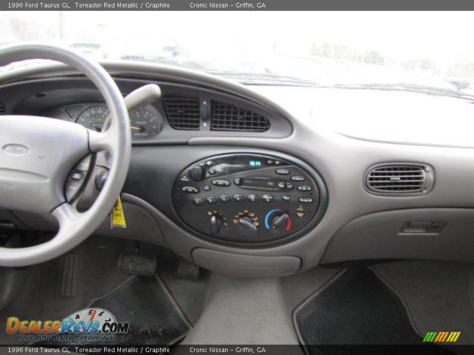 Controls of 1996 Ford Taurus GL Photo #14