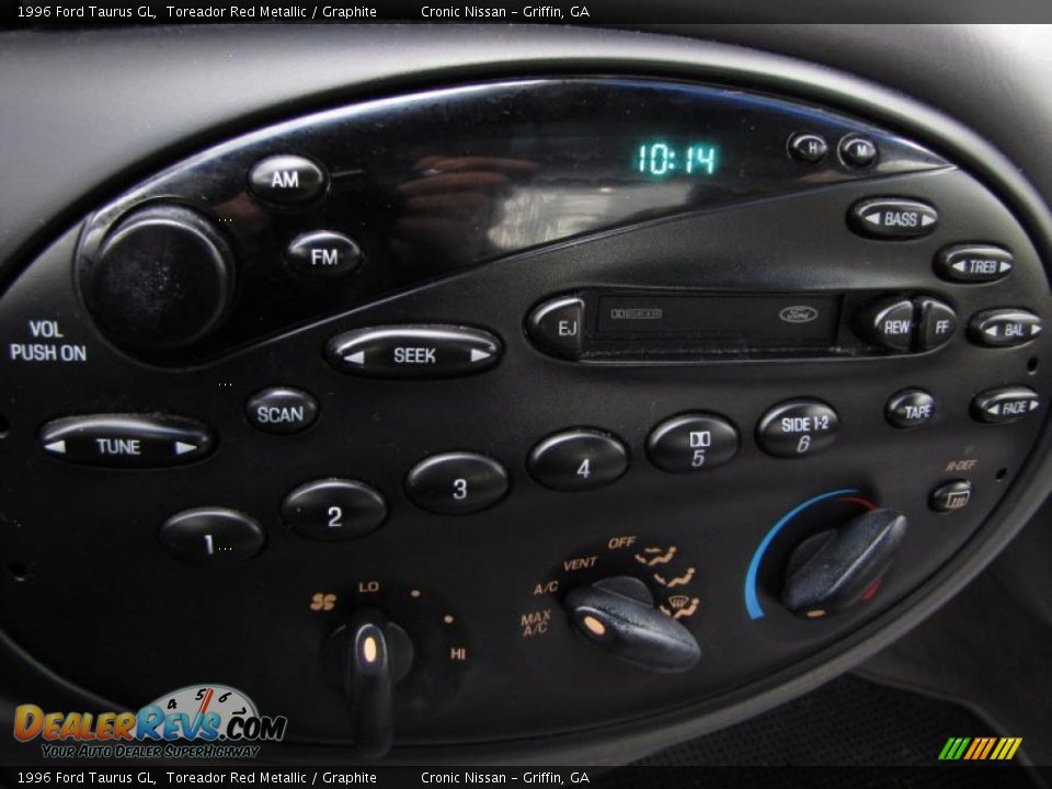 Controls of 1996 Ford Taurus GL Photo #17