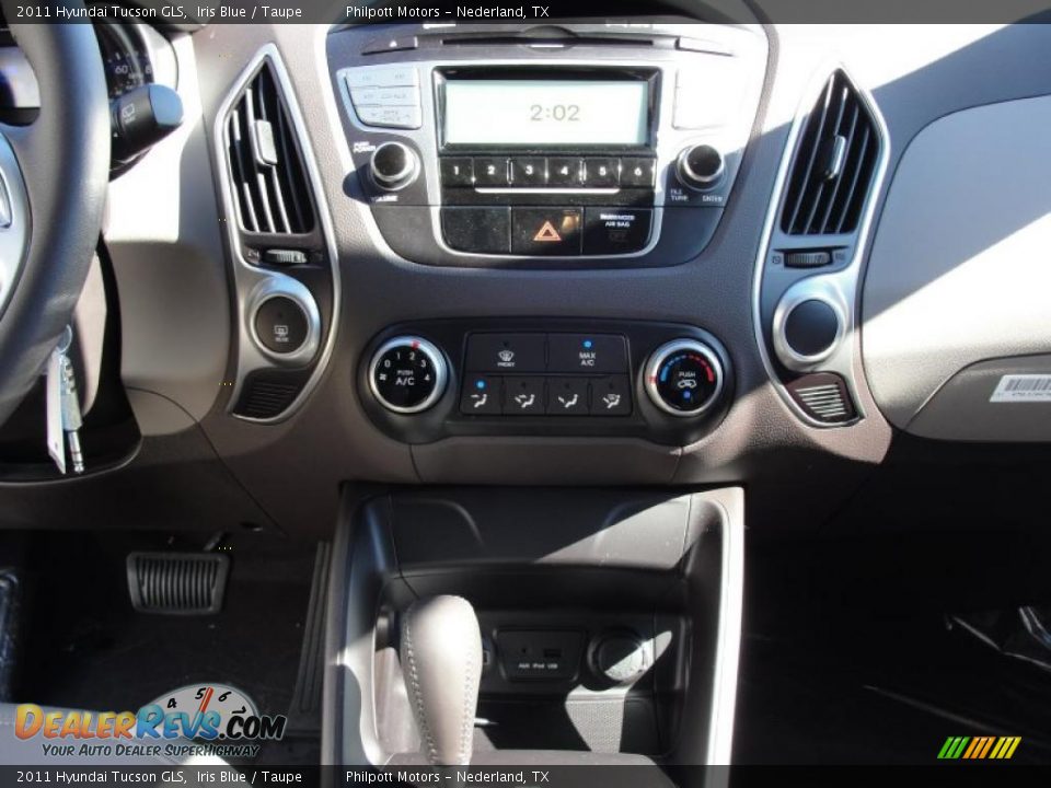Controls of 2011 Hyundai Tucson GLS Photo #27