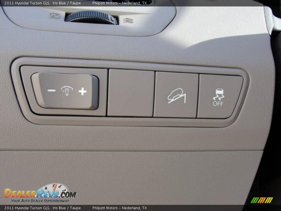 Controls of 2011 Hyundai Tucson GLS Photo #35