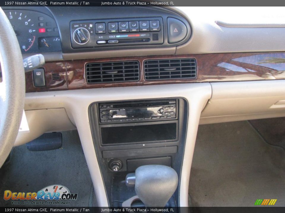 1997 Nissan Altima GXE Platinum Metallic / Tan Photo #17