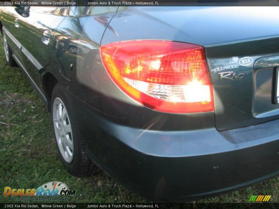 2003 Kia Rio Sedan Willow Green / Beige Photo #7