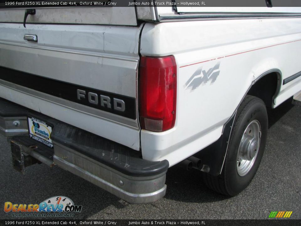 1996 Ford F250 XL Extended Cab 4x4 Oxford White / Grey Photo #11