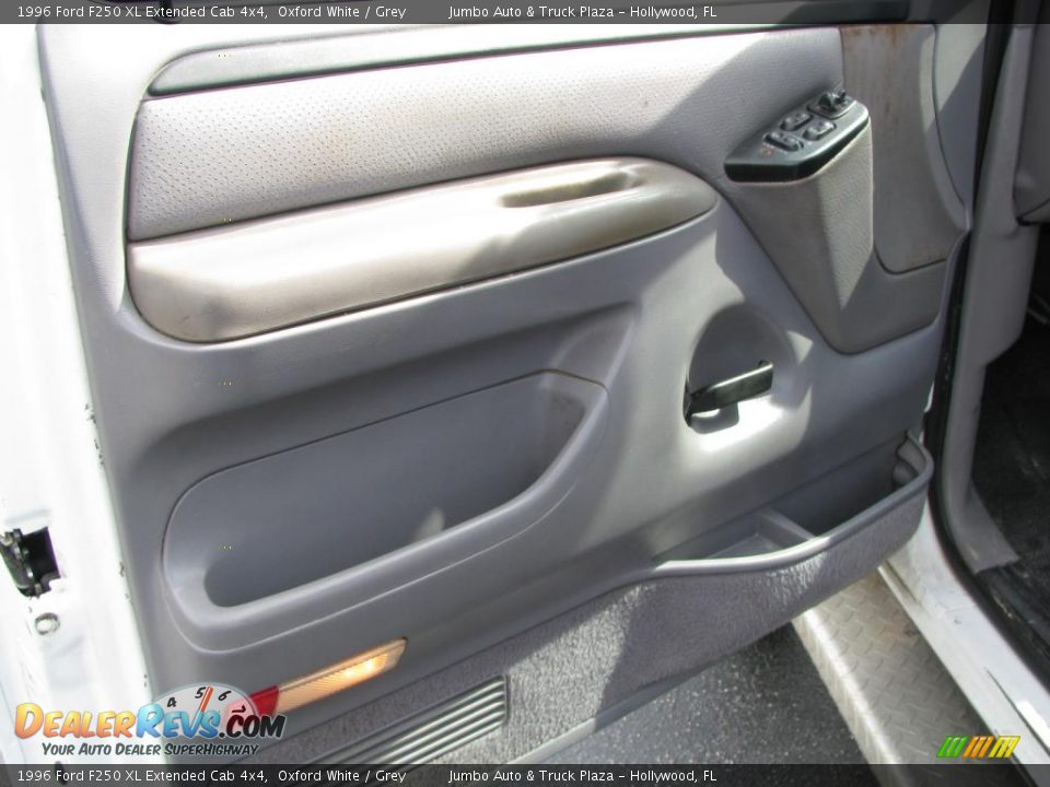 1996 Ford F250 XL Extended Cab 4x4 Oxford White / Grey Photo #16