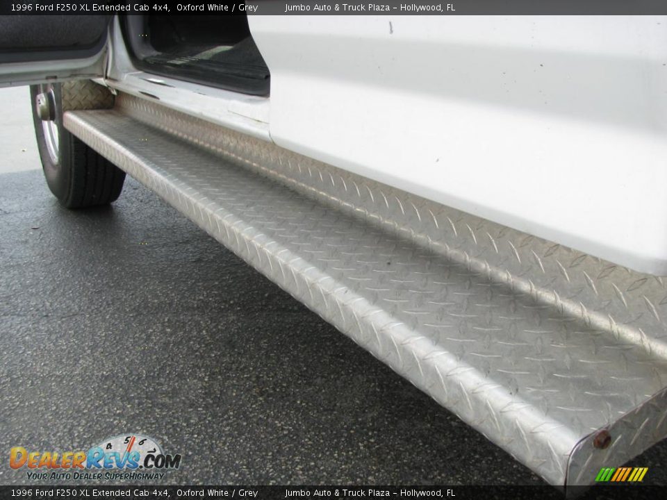 1996 Ford F250 XL Extended Cab 4x4 Oxford White / Grey Photo #17