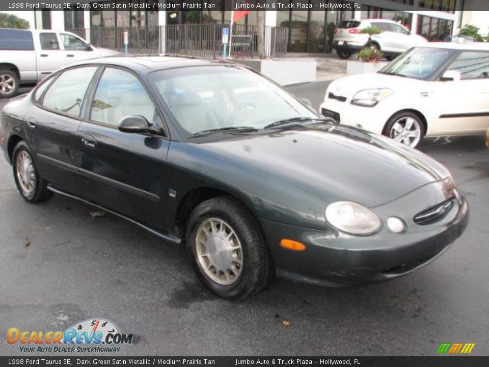 Front 3/4 View of 1998 Ford Taurus SE Photo #1