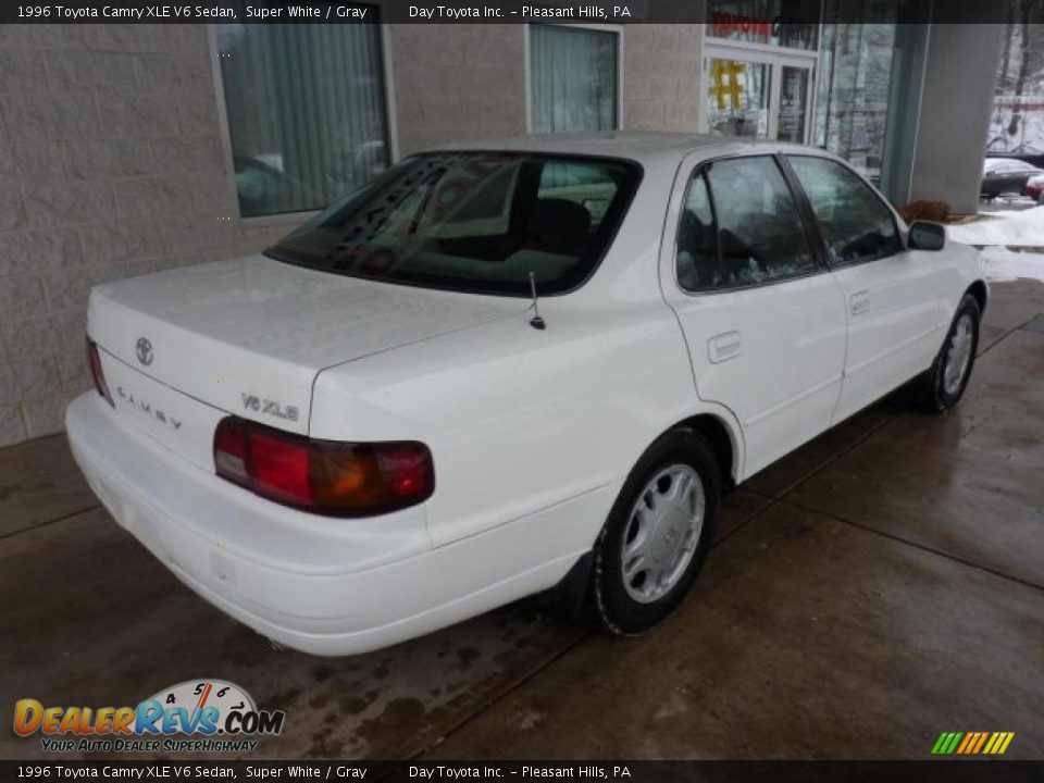 1996 Toyota Camry XLE V6 Sedan Super White / Gray Photo #2