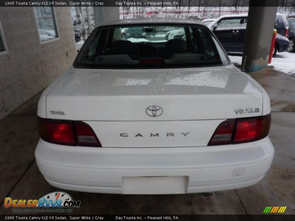 1996 Toyota Camry XLE V6 Sedan Super White / Gray Photo #3