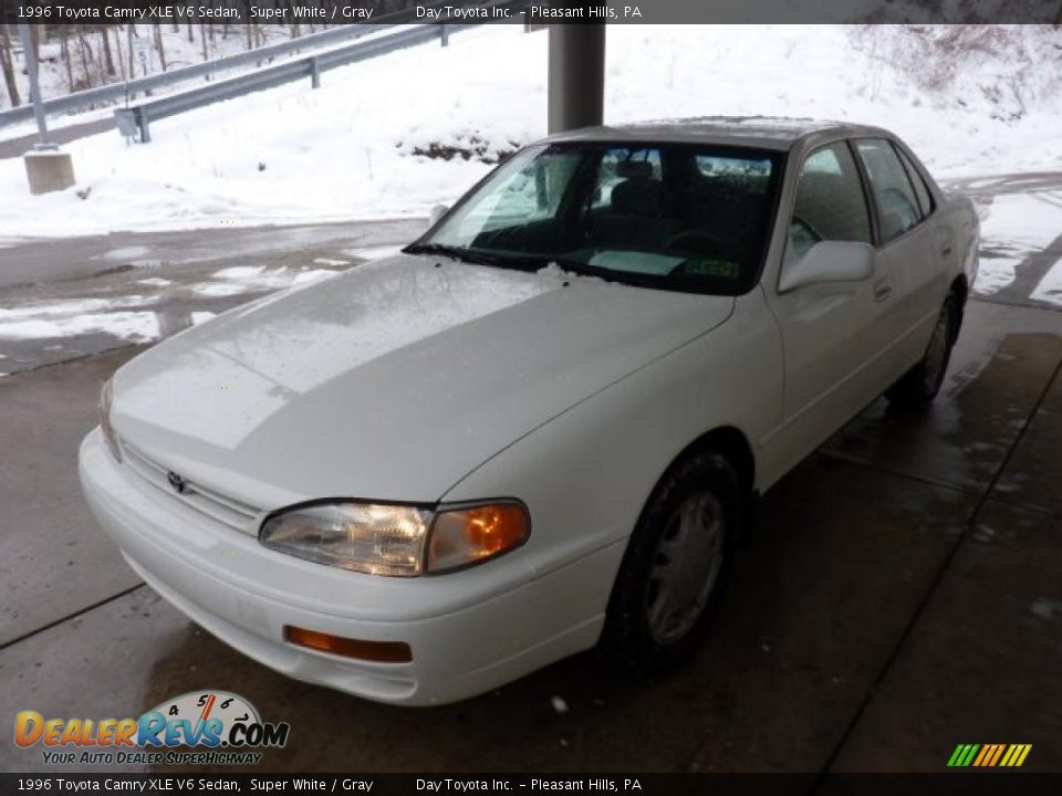 1996 Toyota Camry XLE V6 Sedan Super White / Gray Photo #5