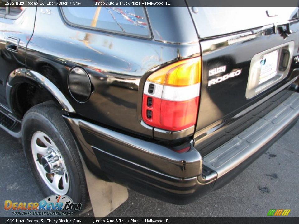1999 Isuzu Rodeo LS Ebony Black / Gray Photo #7