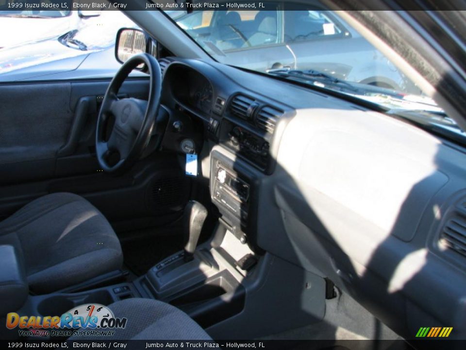 1999 Isuzu Rodeo LS Ebony Black / Gray Photo #13