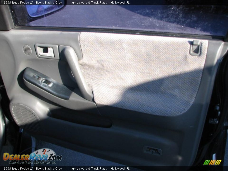 1999 Isuzu Rodeo LS Ebony Black / Gray Photo #15