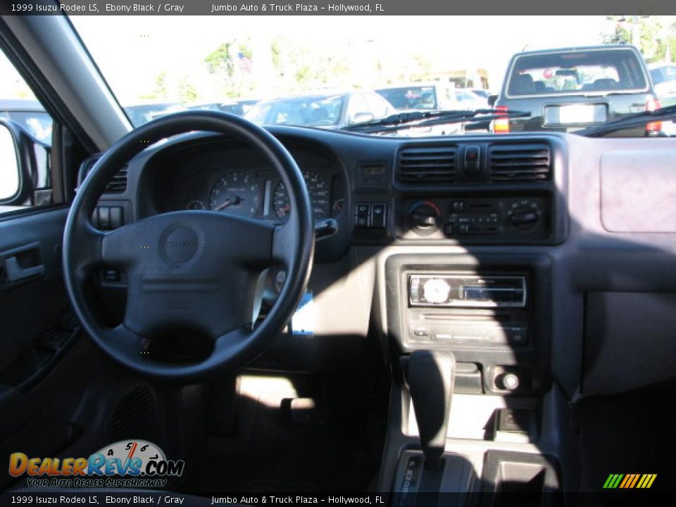 1999 Isuzu Rodeo LS Ebony Black / Gray Photo #17