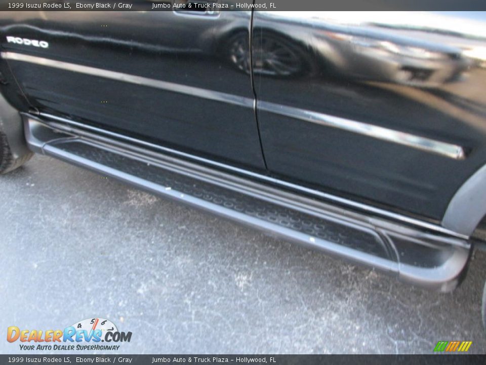 1999 Isuzu Rodeo LS Ebony Black / Gray Photo #23
