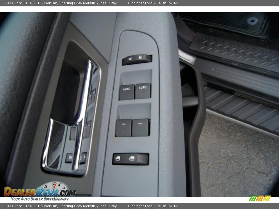 Controls of 2011 Ford F150 XLT SuperCab Photo #19