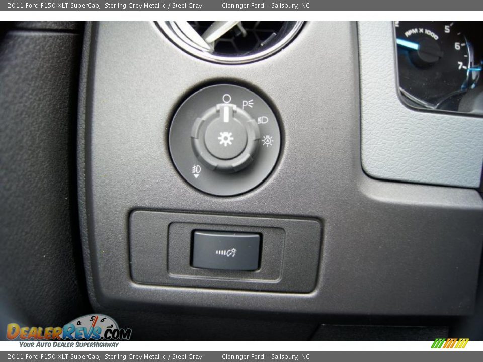 Controls of 2011 Ford F150 XLT SuperCab Photo #32