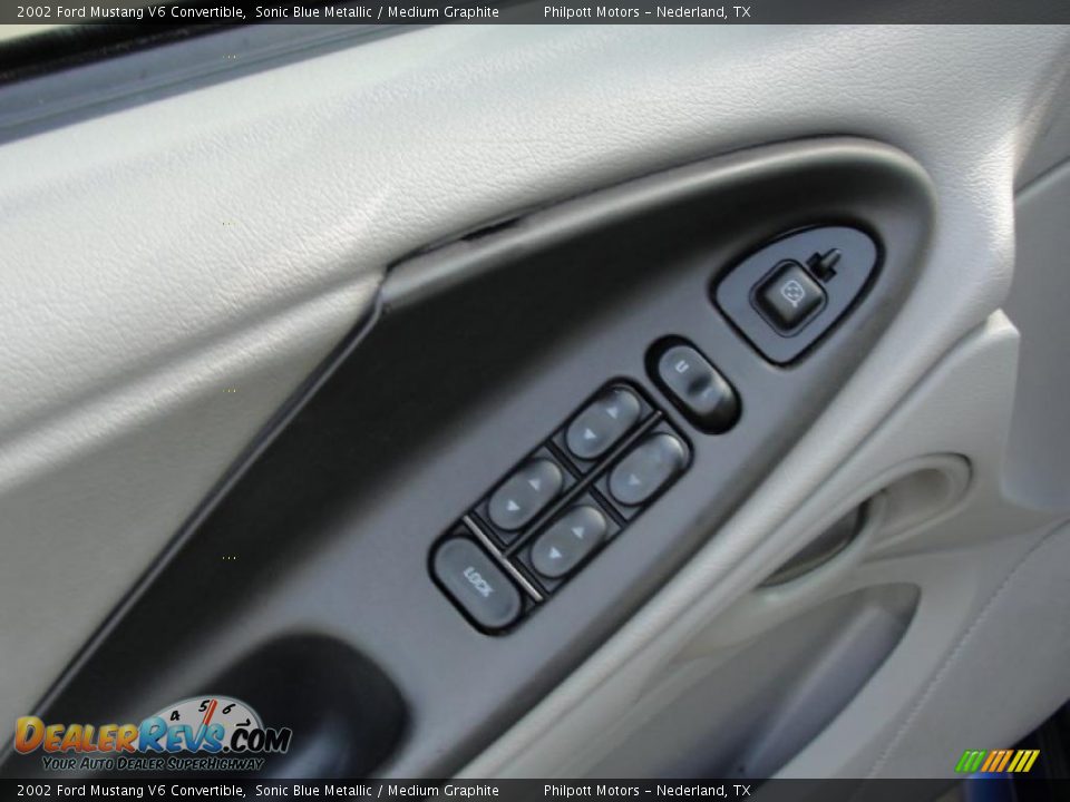 Controls of 2002 Ford Mustang V6 Convertible Photo #27