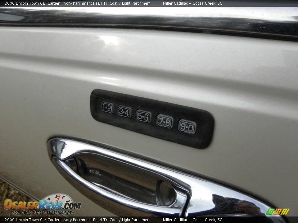 2000 Lincoln Town Car Cartier Ivory Parchment Pearl Tri Coat / Light Parchment Photo #3