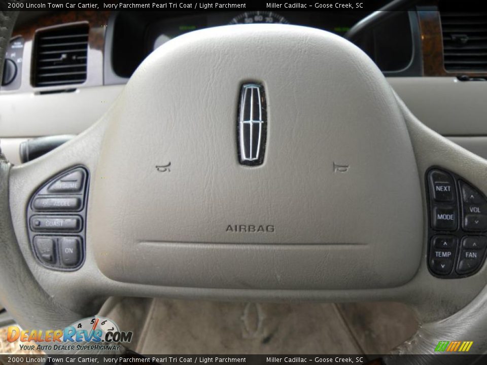 2000 Lincoln Town Car Cartier Ivory Parchment Pearl Tri Coat / Light Parchment Photo #22