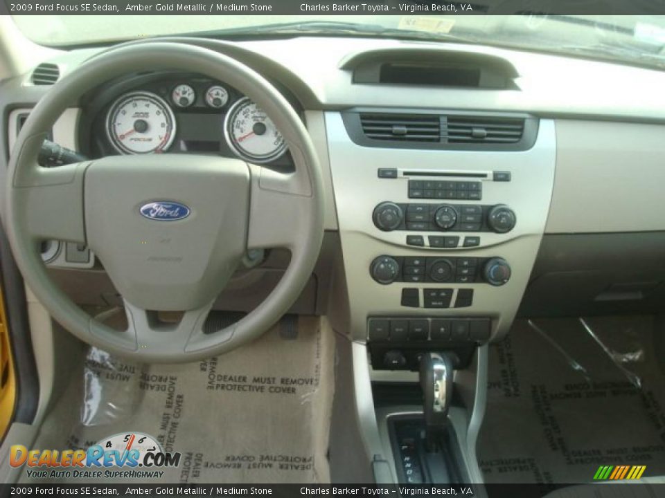 Dashboard of 2009 Ford Focus SE Sedan Photo #12
