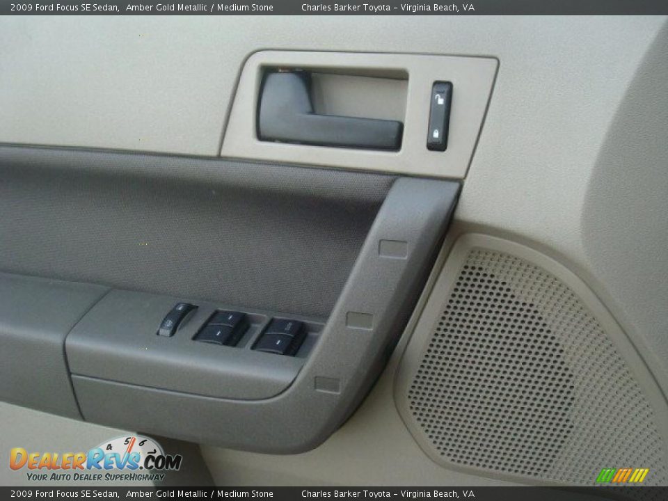 2009 Ford Focus SE Sedan Amber Gold Metallic / Medium Stone Photo #13