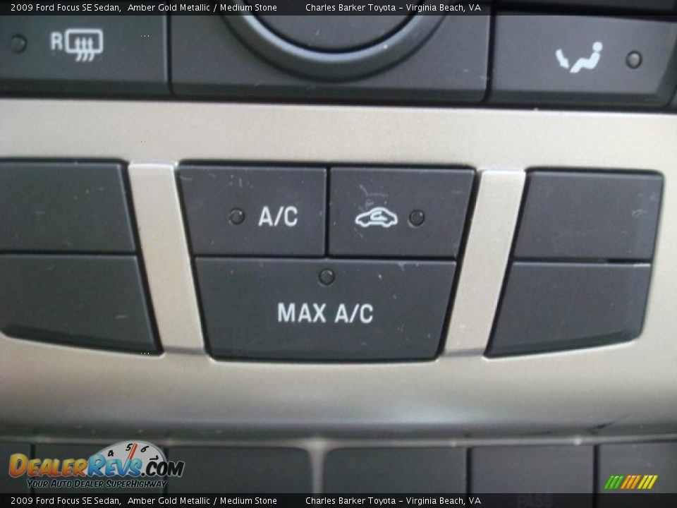 2009 Ford Focus SE Sedan Amber Gold Metallic / Medium Stone Photo #17