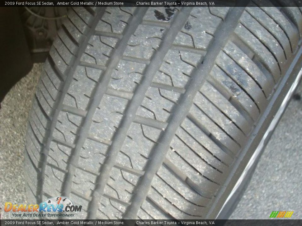 2009 Ford Focus SE Sedan Amber Gold Metallic / Medium Stone Photo #20