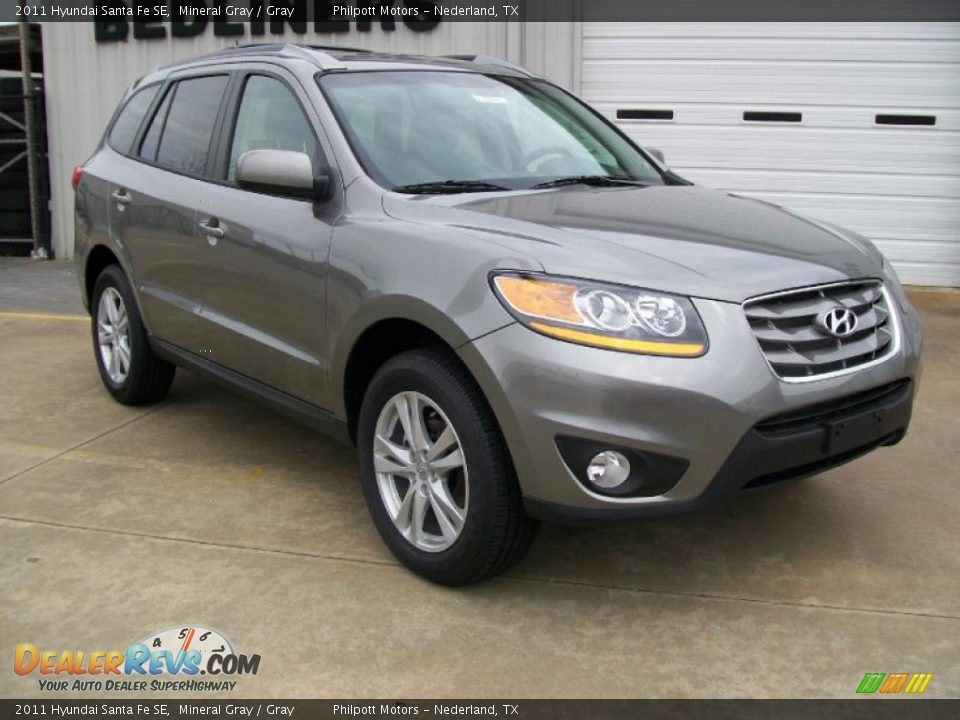Front 3/4 View of 2011 Hyundai Santa Fe SE Photo #1