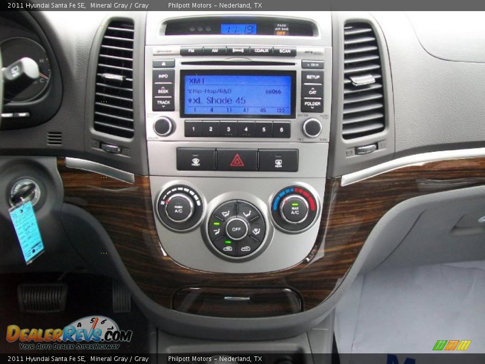 Controls of 2011 Hyundai Santa Fe SE Photo #27