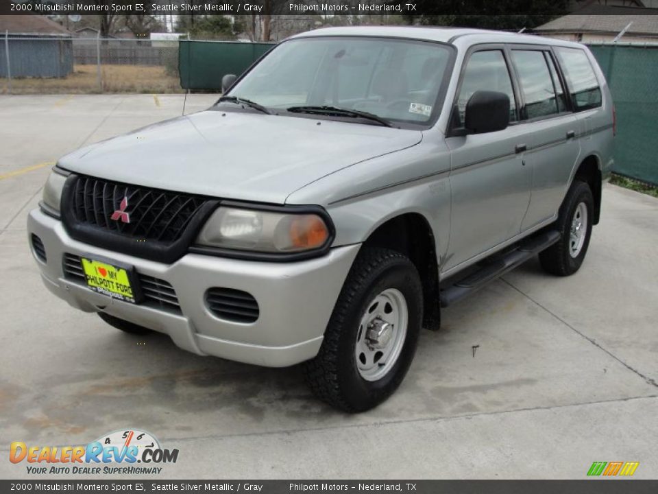 Front 3/4 View of 2000 Mitsubishi Montero Sport ES Photo #7