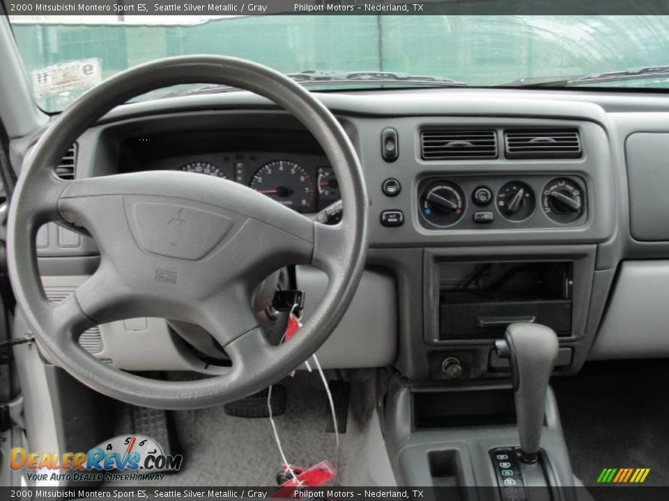 Dashboard of 2000 Mitsubishi Montero Sport ES Photo #28