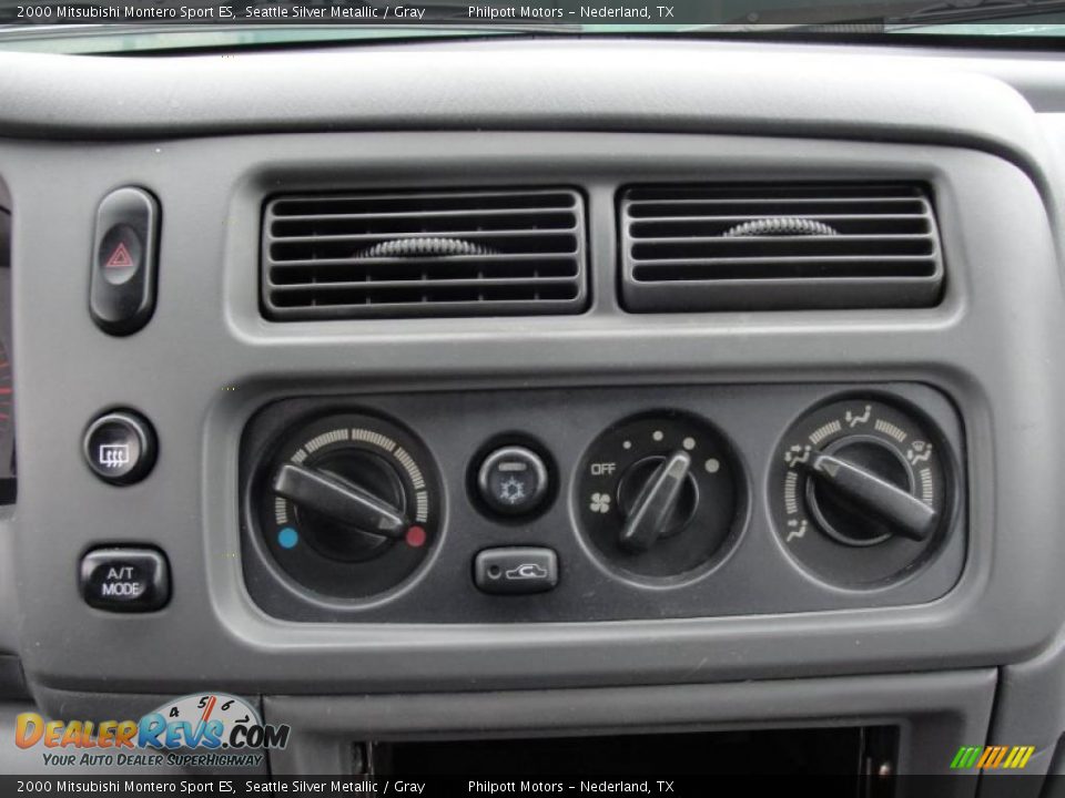 Controls of 2000 Mitsubishi Montero Sport ES Photo #29