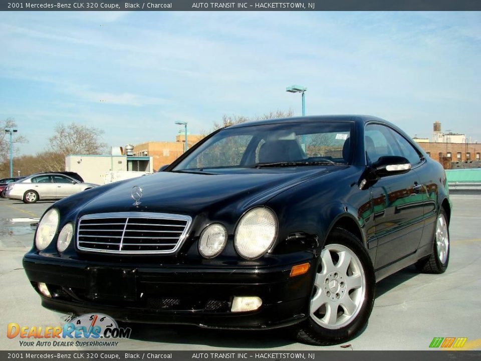 Front 3/4 View of 2001 Mercedes-Benz CLK 320 Coupe Photo #1