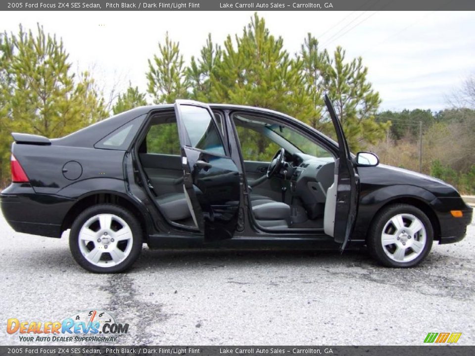 2005 Ford Focus ZX4 SES Sedan Pitch Black / Dark Flint/Light Flint Photo #13