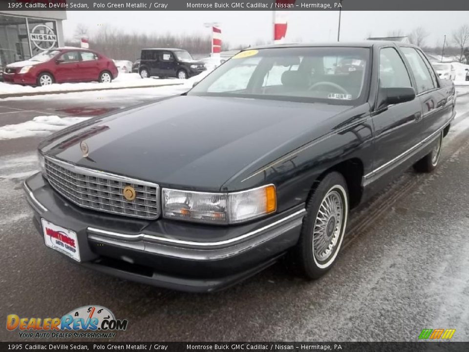 Front 3/4 View of 1995 Cadillac DeVille Sedan Photo #1