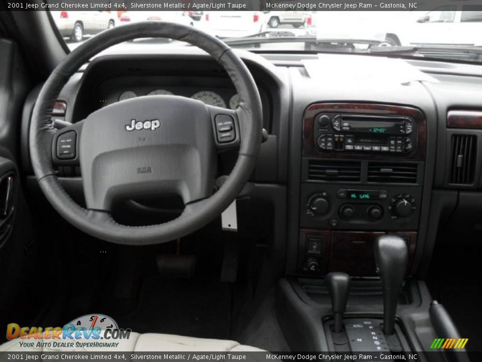 Dashboard of 2001 Jeep Grand Cherokee Limited 4x4 Photo #18