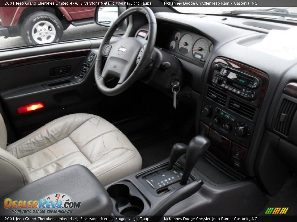 Dashboard of 2001 Jeep Grand Cherokee Limited 4x4 Photo #24