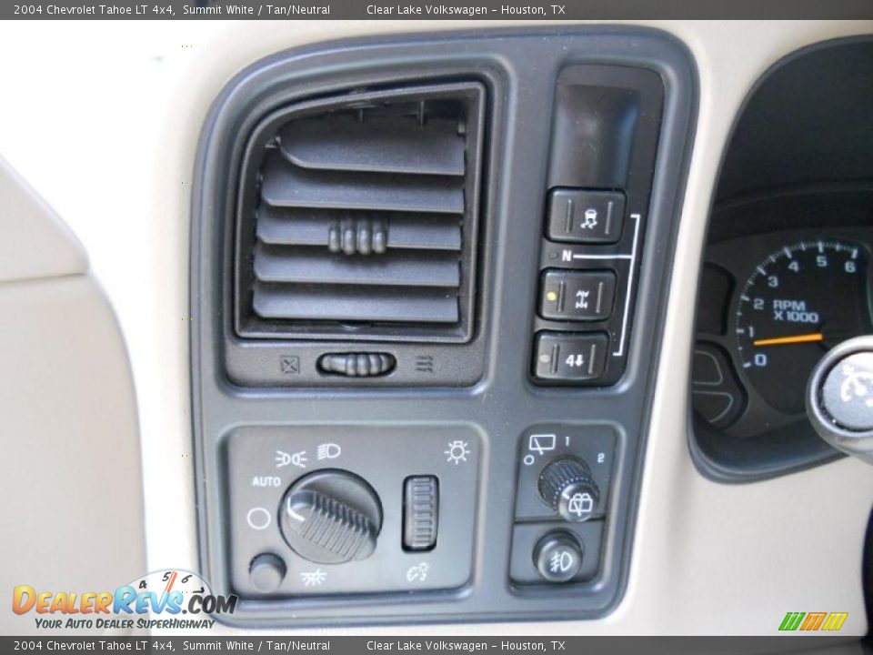 Controls of 2004 Chevrolet Tahoe LT 4x4 Photo #27