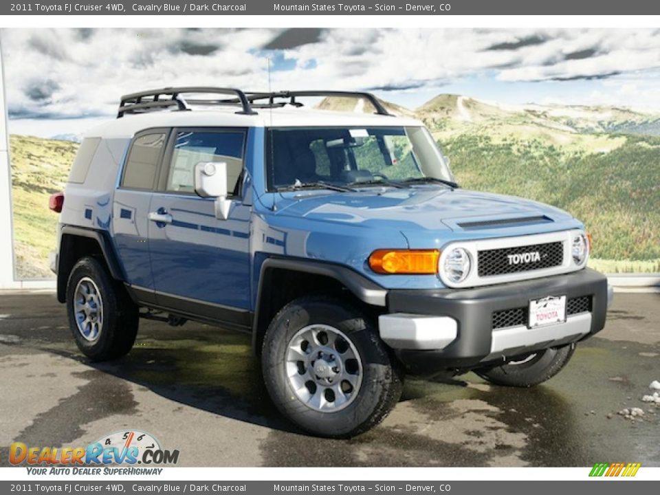 Front 3/4 View of 2011 Toyota FJ Cruiser 4WD Photo #1