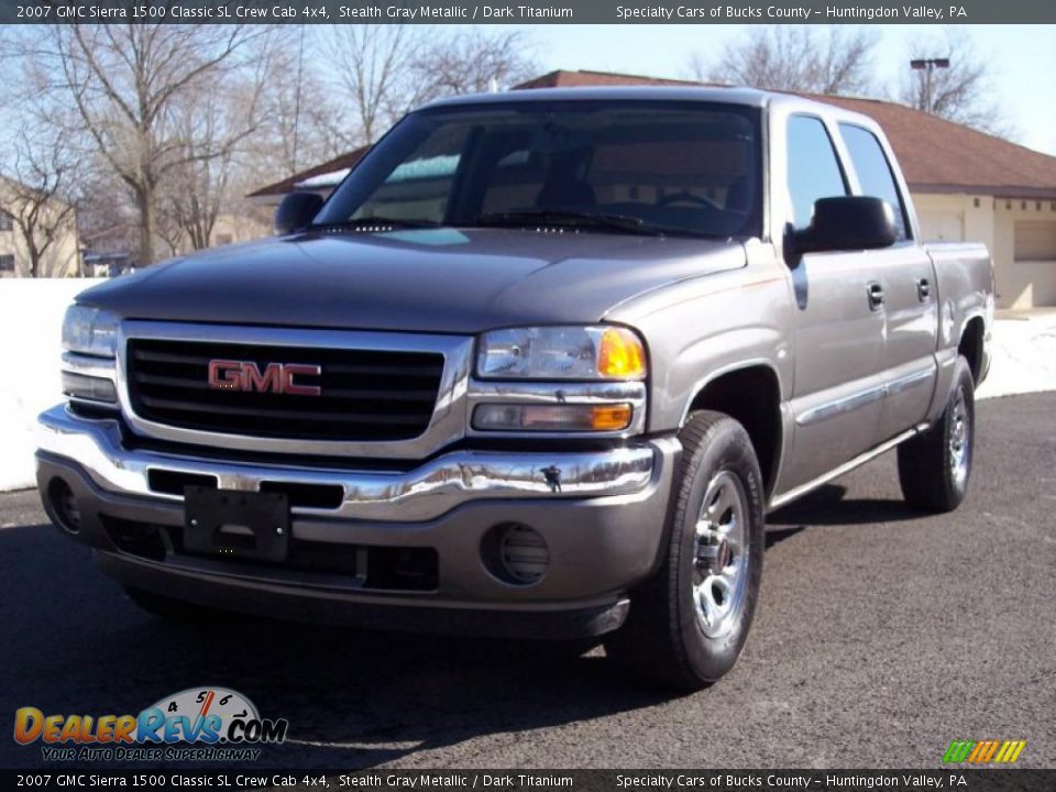 Front 3/4 View of 2007 GMC Sierra 1500 Classic SL Crew Cab 4x4 Photo #20