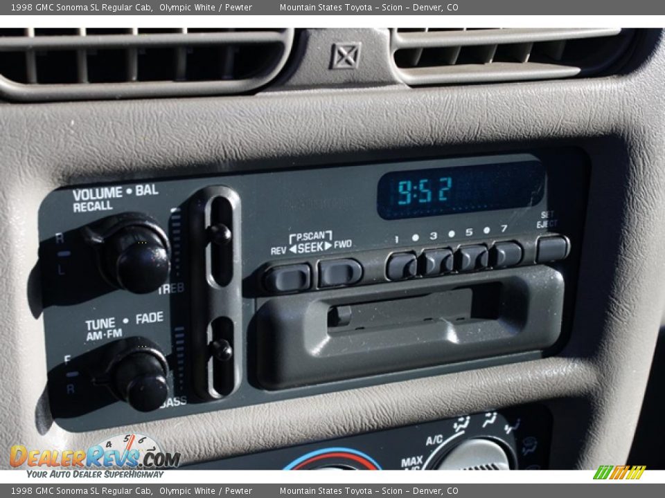 Controls of 1998 GMC Sonoma SL Regular Cab Photo #15