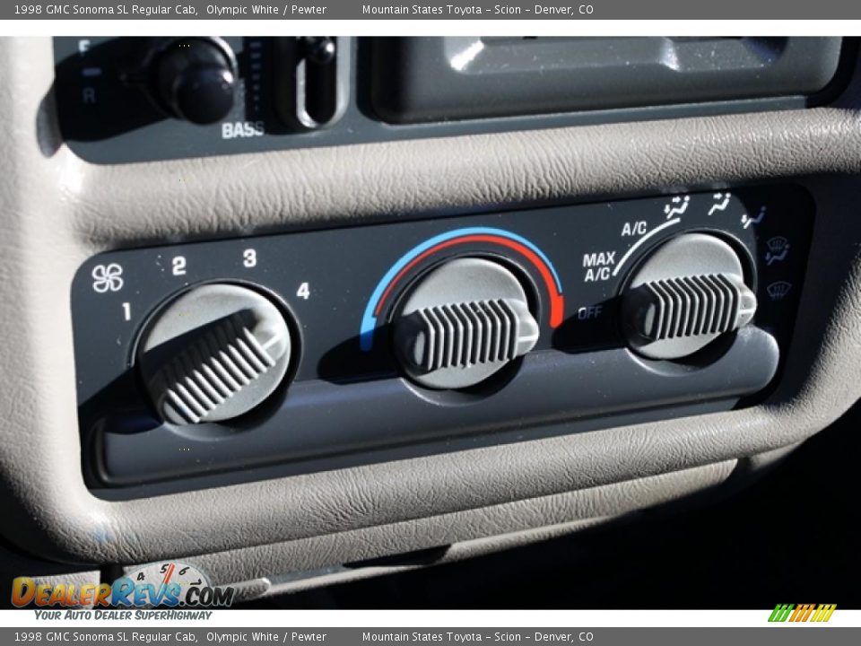 Controls of 1998 GMC Sonoma SL Regular Cab Photo #16
