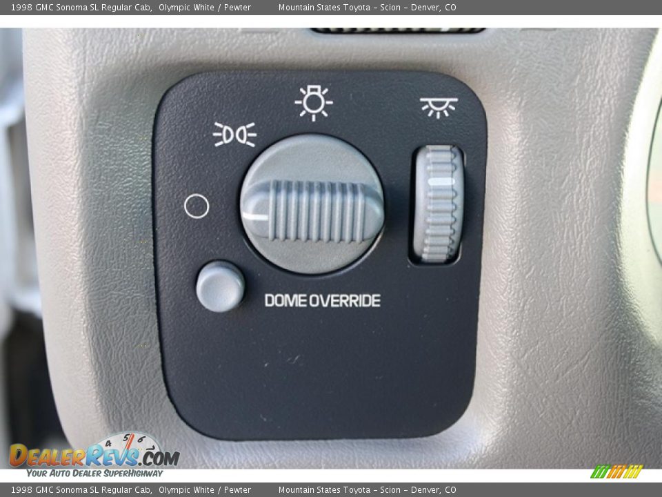 Controls of 1998 GMC Sonoma SL Regular Cab Photo #18